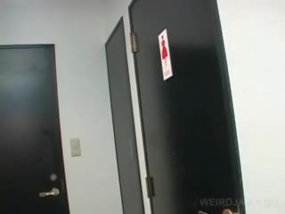 เอเชีย วัยรุ่น ผู้หญิงสวย วีดีโอ twat ในขณะที่ การปัสสาวะ ใน a ห้องน้ำ