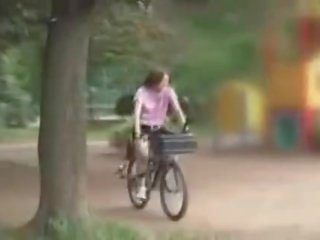Japonská mladý dáma masturbated zatímco na koni a specially modified pohlaví film bike!