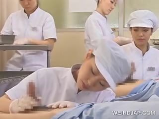 Japonez asistenta slurping sperma afară de excitat ax